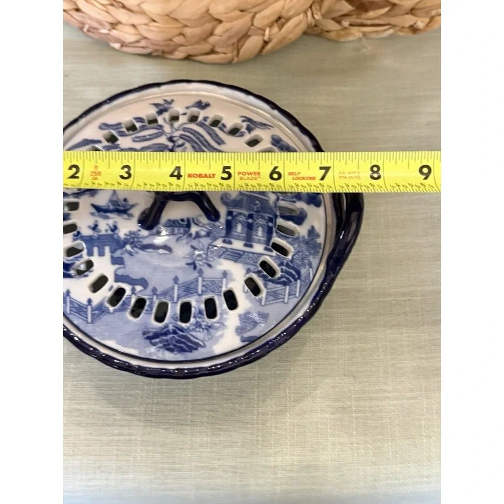 Blue and white pierced porcelain tureen or bowl & Lid traditional Chinese scene.